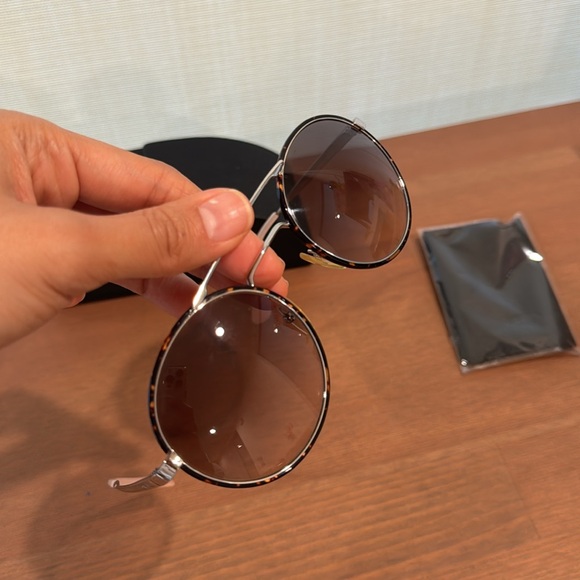 Prada sunglasses - Picture 7 of 8